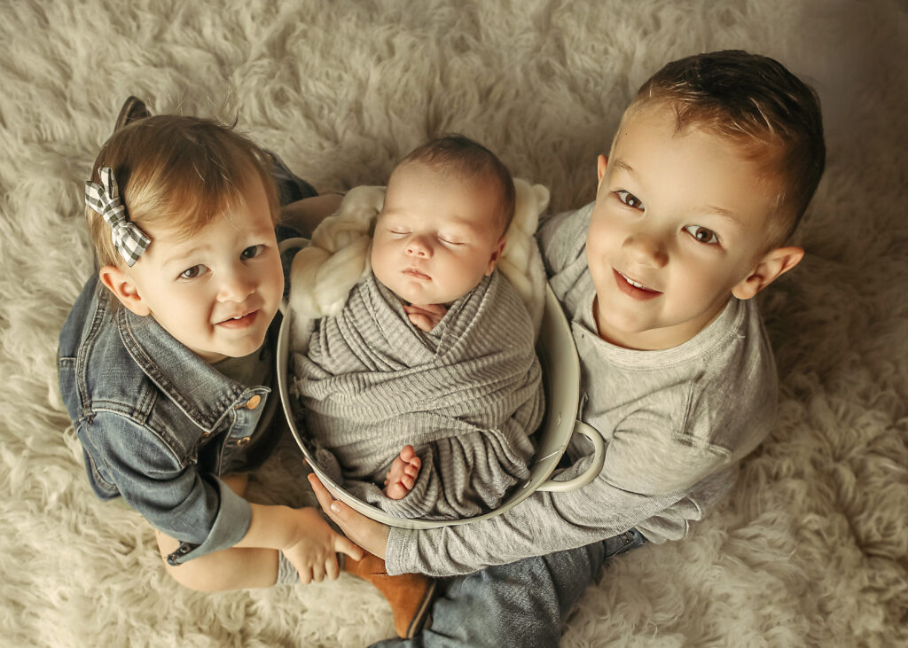 newborn session with siblings